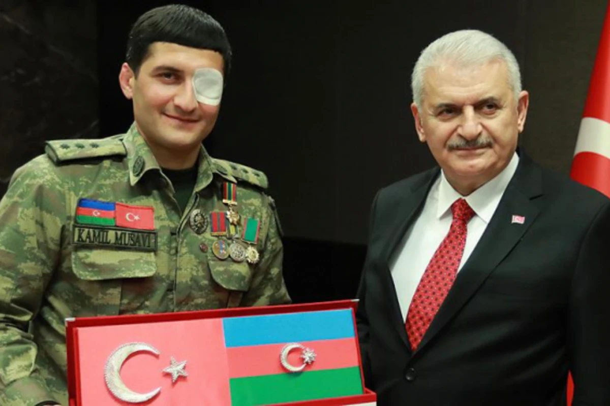 Binali Yıldırım sosial şəbəkələrdə məşhurlaşan azərbaycanlı qaziyə: Qardaşların Afrində dastan yazır