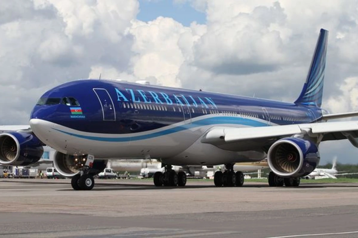 В принадлежащем AZAL самолете произошел инцидент (фото)