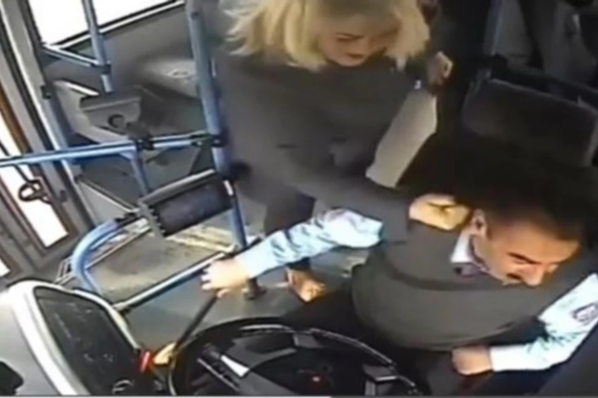 В Баку пассажирка напала на водителя с кулаками (видео)