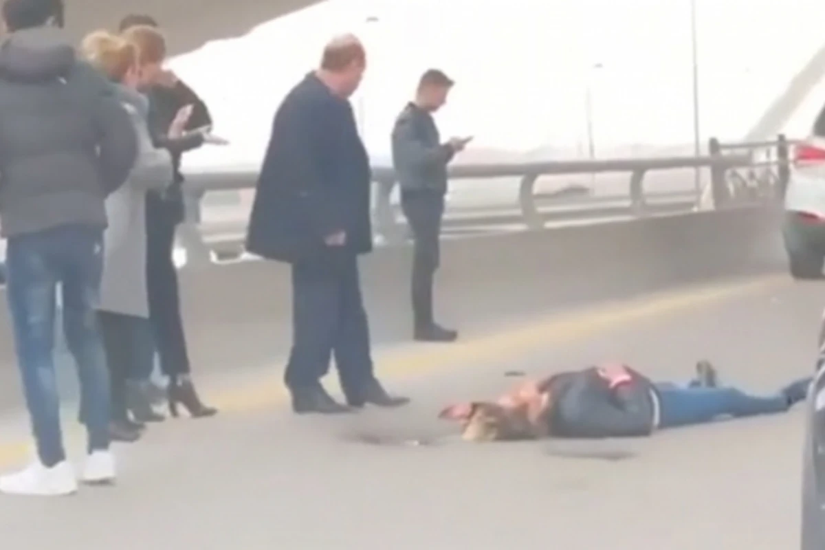 В Баку девушка бросилась с моста