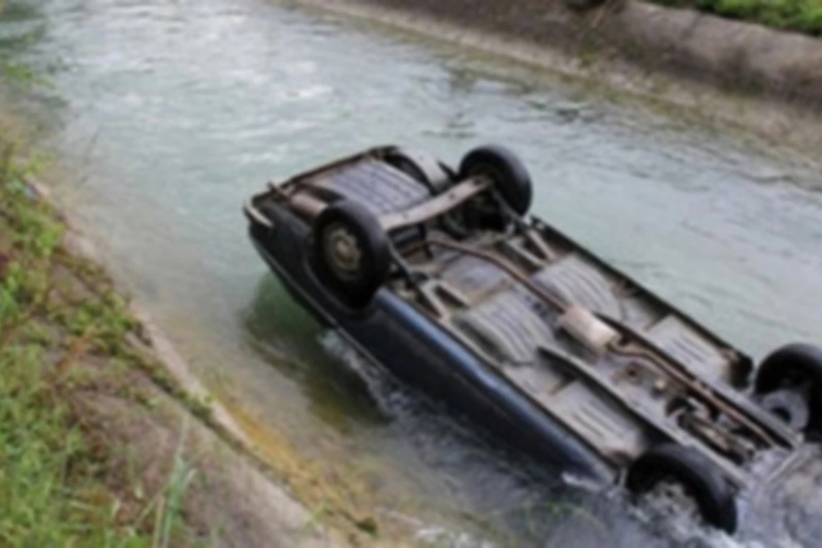 В Азербайджане автомобиль сорвался в канал: есть погибшие (видео)