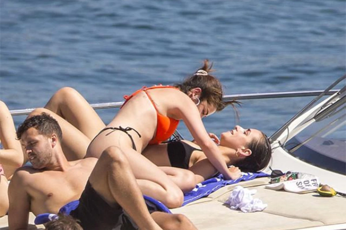 Selena həmcinsi ilə yaxtada uzanıb qucaqlaşdı (FOTO)