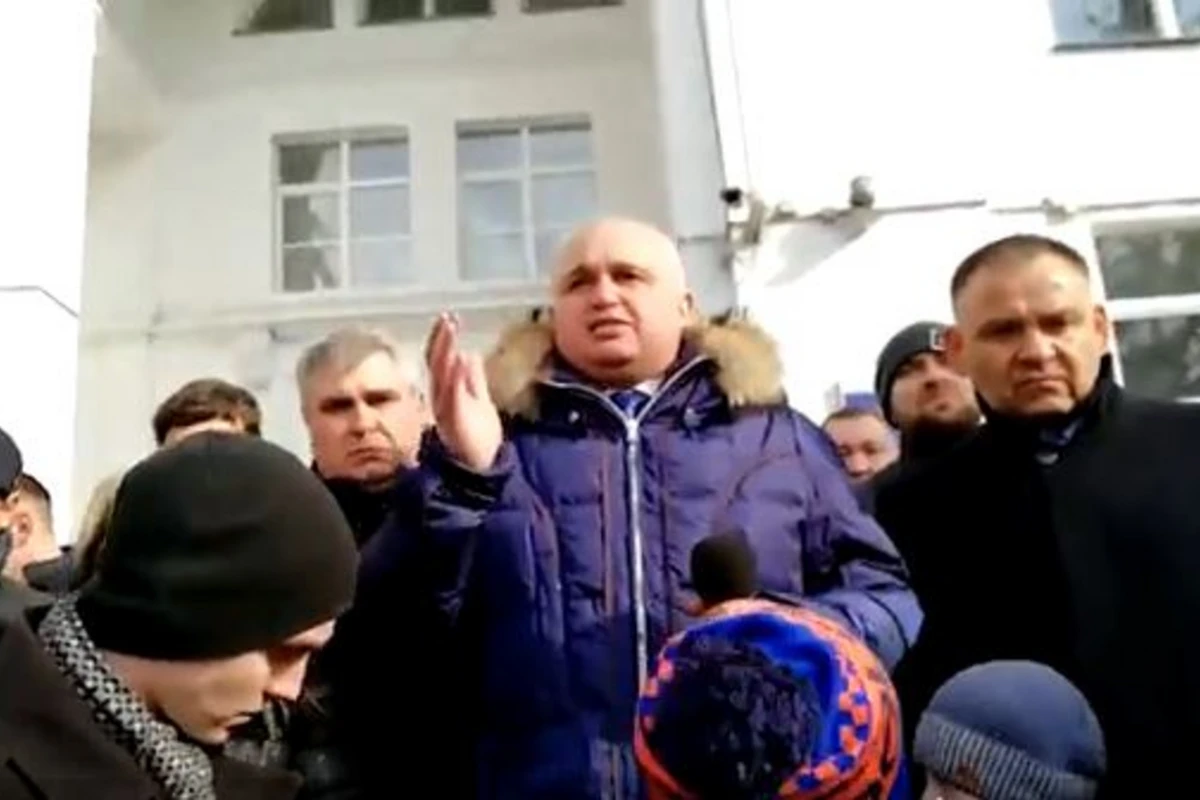 Вице-губернатор на коленях попросил у кемеровчан прощения за трагедию (видео)