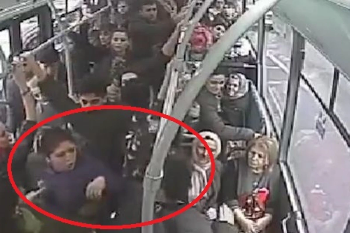 В Баку в автобусе избили парня, напавшего с кулаками на женщин (видео)