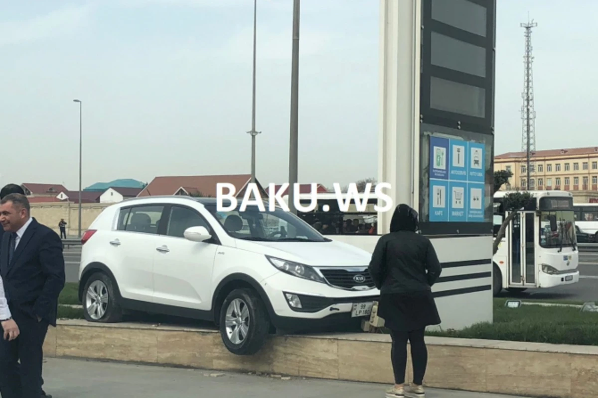 В Баку женщина-водитель въехала в заправку SOCAR (фото)
