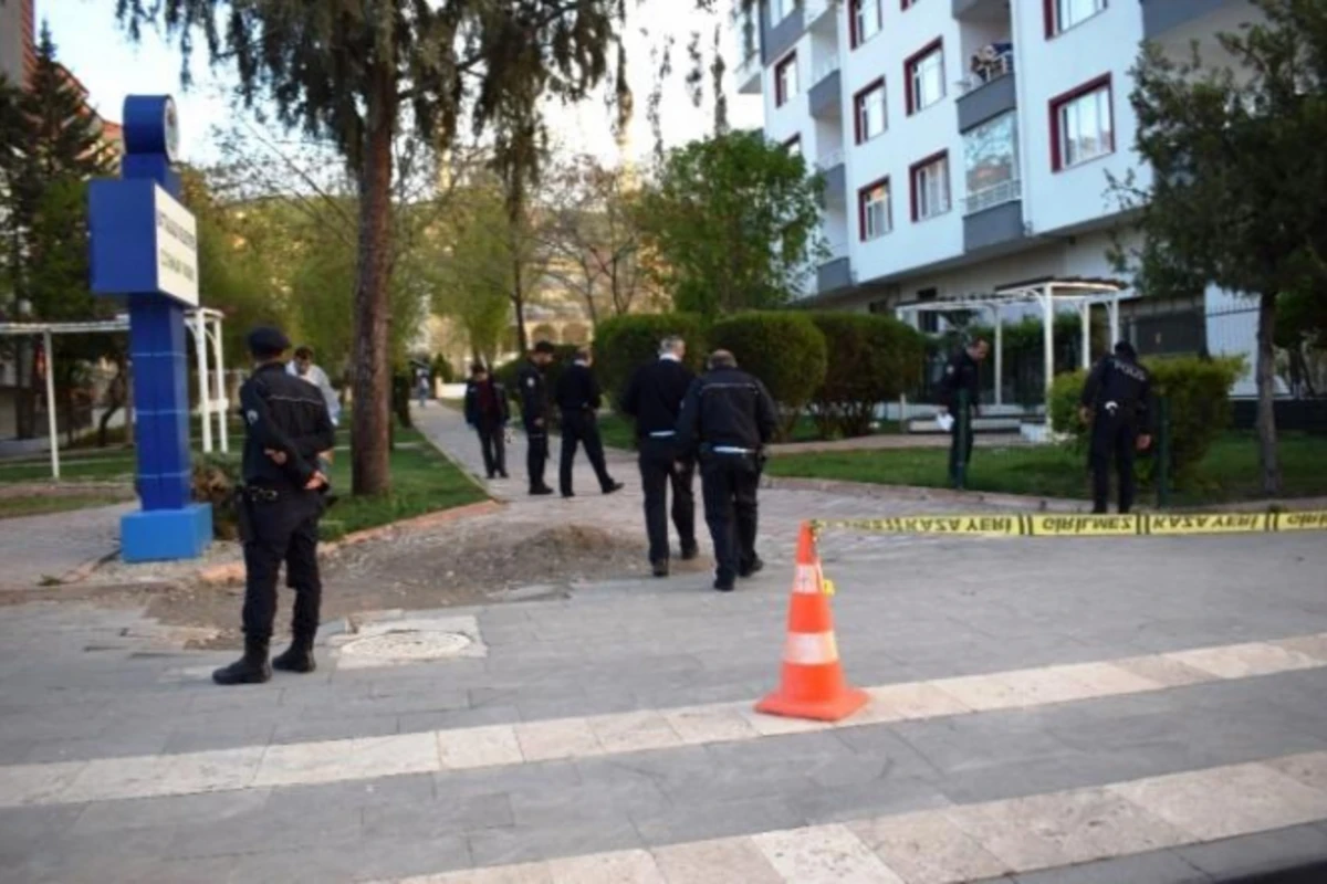 Qızını oğlanlarla tutan ata onları güllələdi – FOTO
