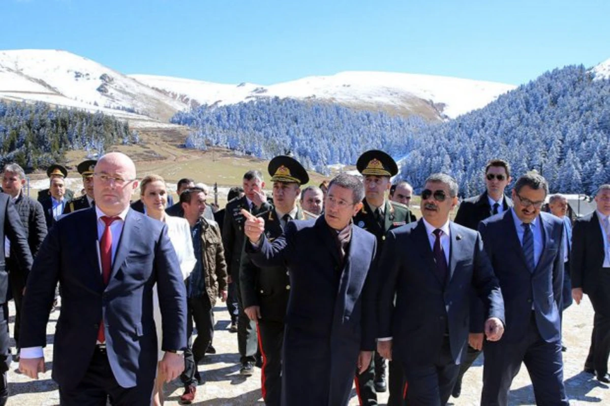 Azərbaycan, Türkiyə və Gürcüstan müdafiə nazirlərinin görüşü keçirilib Azərbaycan, Türkiyə və Gürcüstan müdafiə nazirlərinin görüşü keçirilib