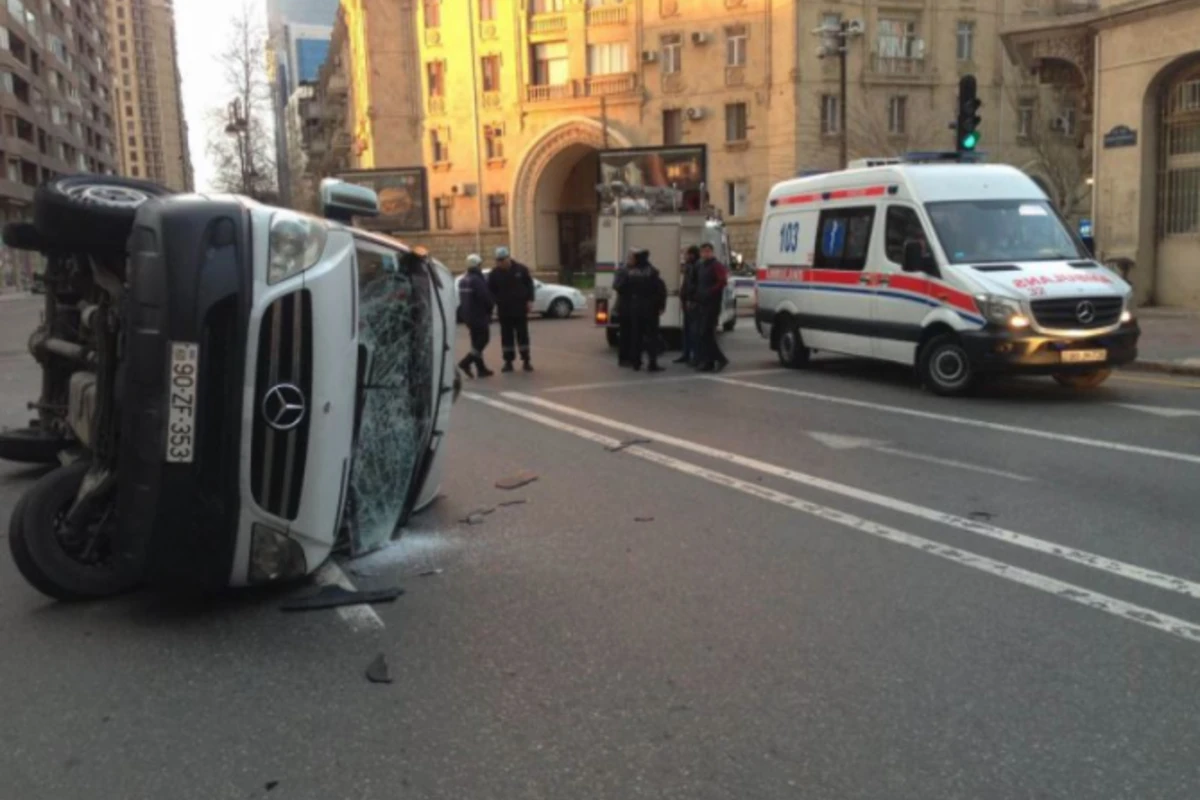 Bakıda mikroavtobusu qəza nəticəsində aşdı - xəsarət alanlar var (FOTO)