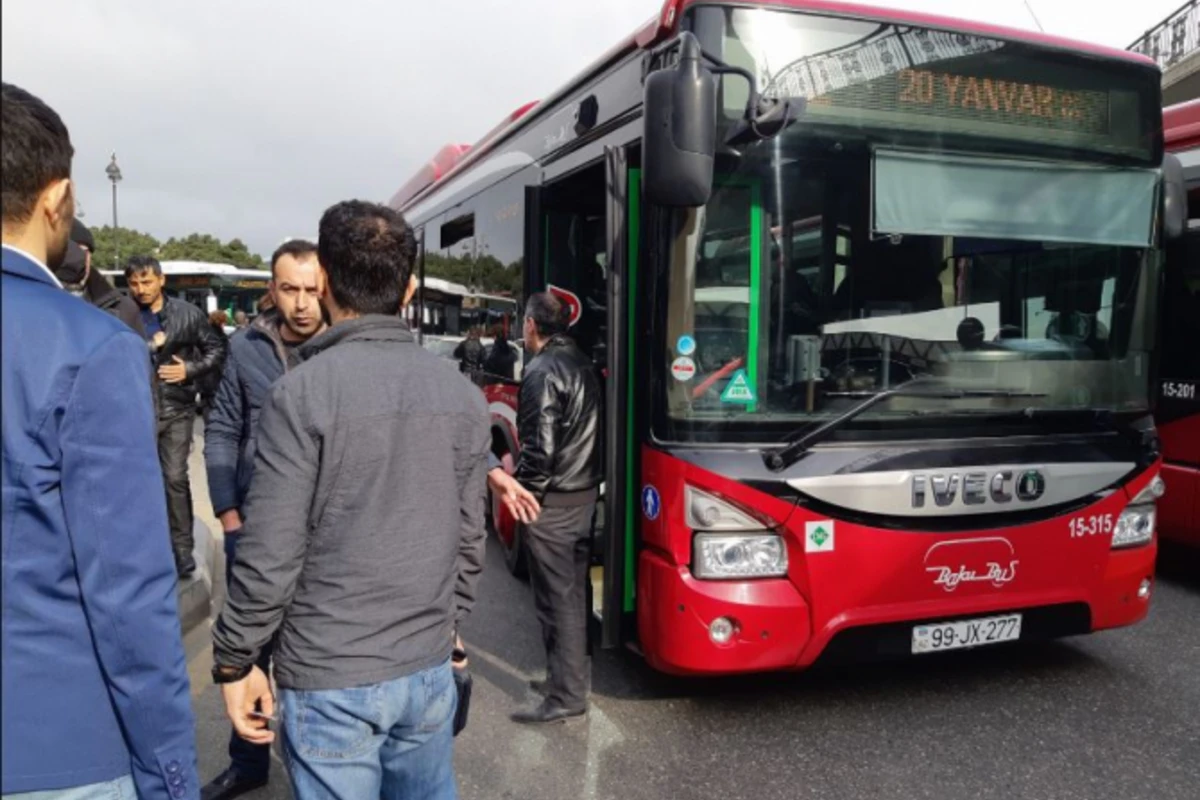 Пешеход оскорбил водителя и преградил дорогу автобусу BakuBus