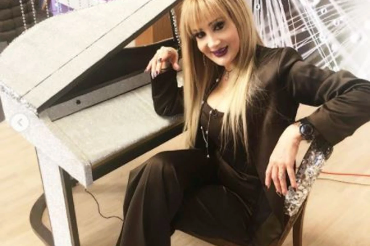 Mələykə Əsədova yeni dəbdəbəli avtomobilinin görüntülərini yaydı (FOTO) Mələykə Əsədova yeni dəbdəbəli avtomobilinin görüntülərini yaydı (FOTO)