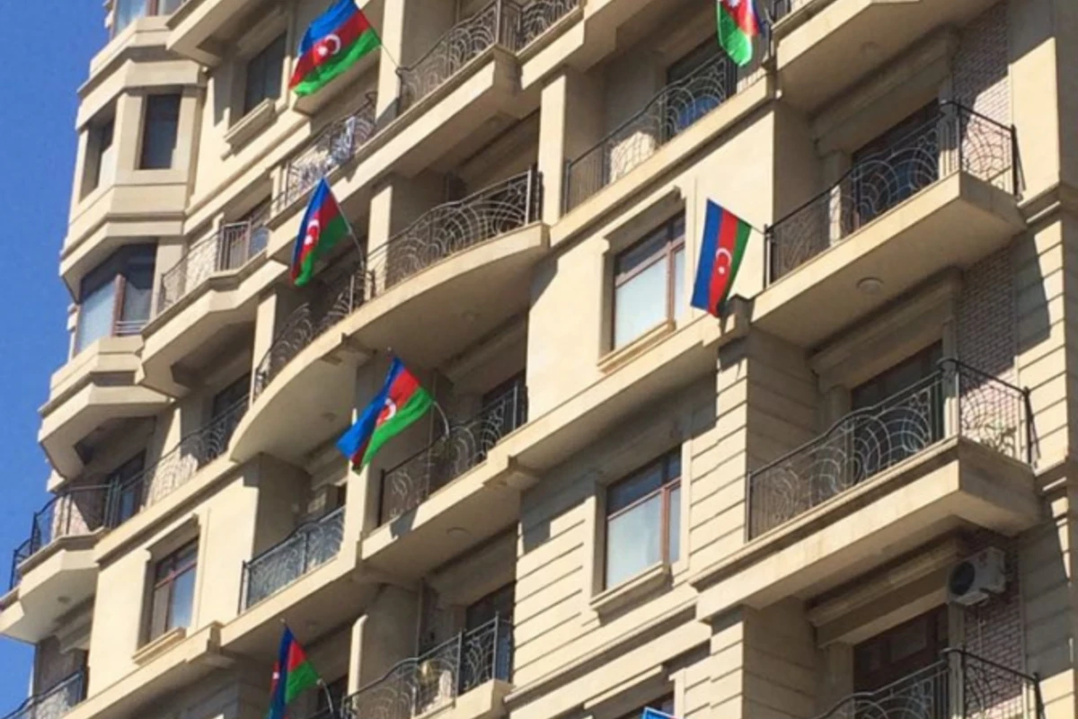 В Баку жители здания вывесили флаги на своих балконах (фото)