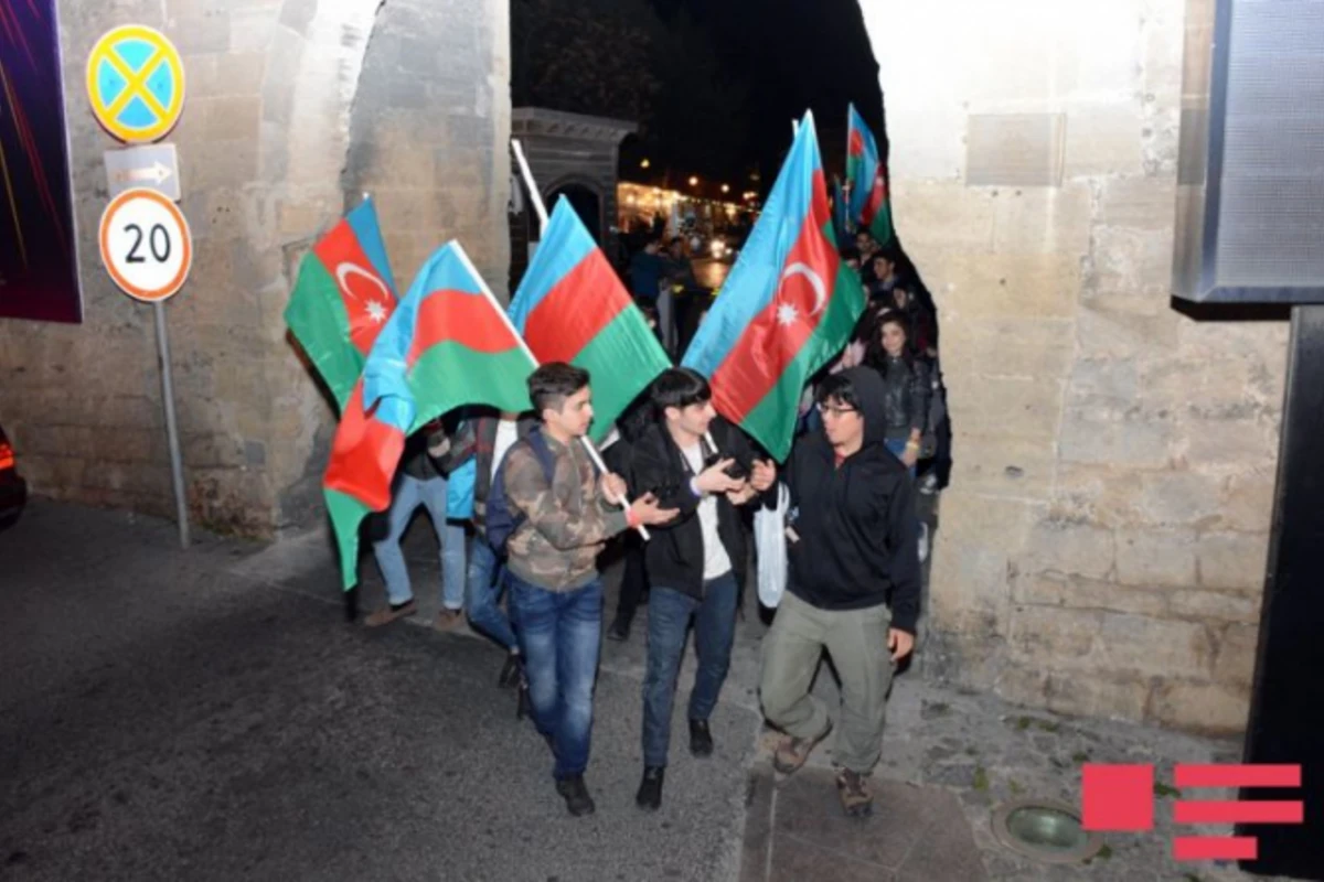 YAP-çı gənclər Bakıda qələbə yürüşü keçirir - FOTO