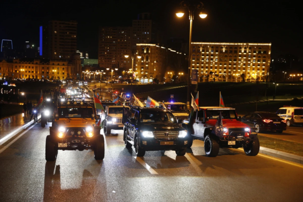 Bakıda prezidentin qələbəsinə görə 100-ə yaxın “offroad” maşın küçəyə axışdı (FOTO) Bakıda prezidentin qələbəsinə görə 100-ə yaxın “offroad” maşın küçəyə axışdı (FOTO)