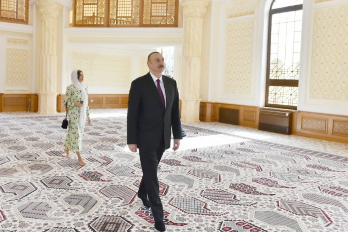 Prezident İlham Əliyev məscid açılışında - Quran hədiyyə edildi (FOTO)