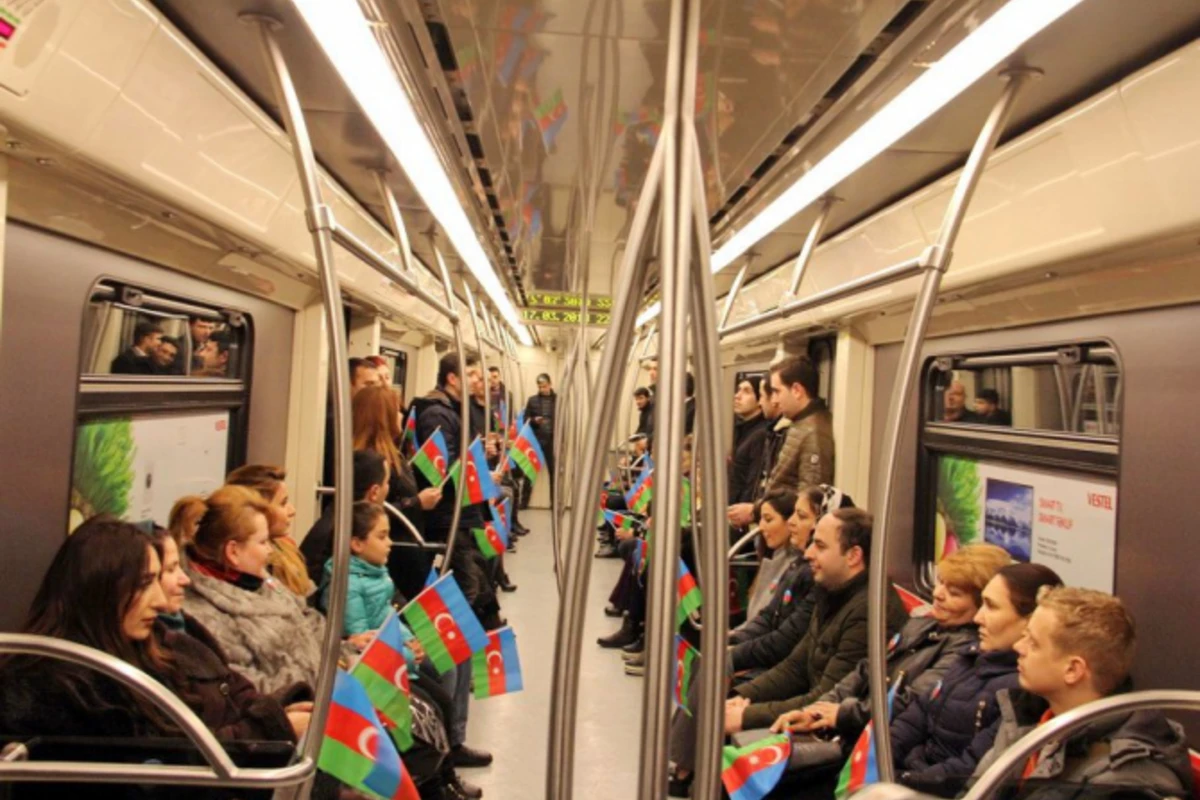 Bakı metrosunda maraqlı anlar - sərnişinlər alqışladı (VİDEO) Bakı metrosunda maraqlı anlar - sərnişinlər alqışladı (VİDEO)