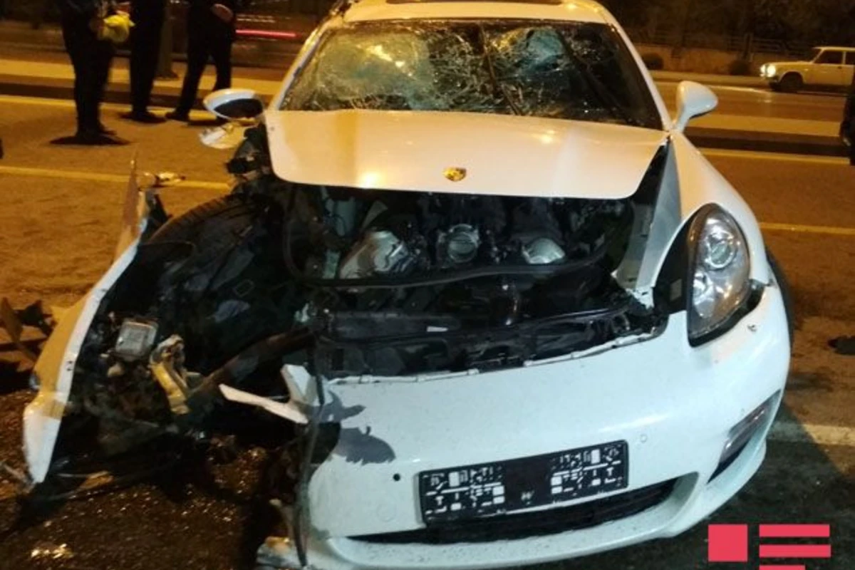Bakıda dəhşətli qəza - Porsche “Shacmana çırpıldı (FOTO) Bakıda dəhşətli qəza - Porsche “Shacmana çırpıldı (FOTO)