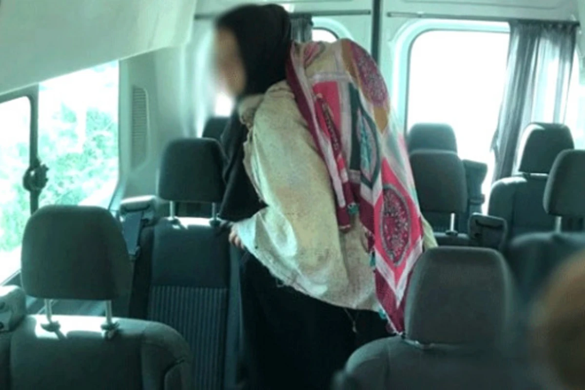 Qadın dilənçi yastıqdan körpə kimi istifadə edib vətəndaşları soydu - FOTO