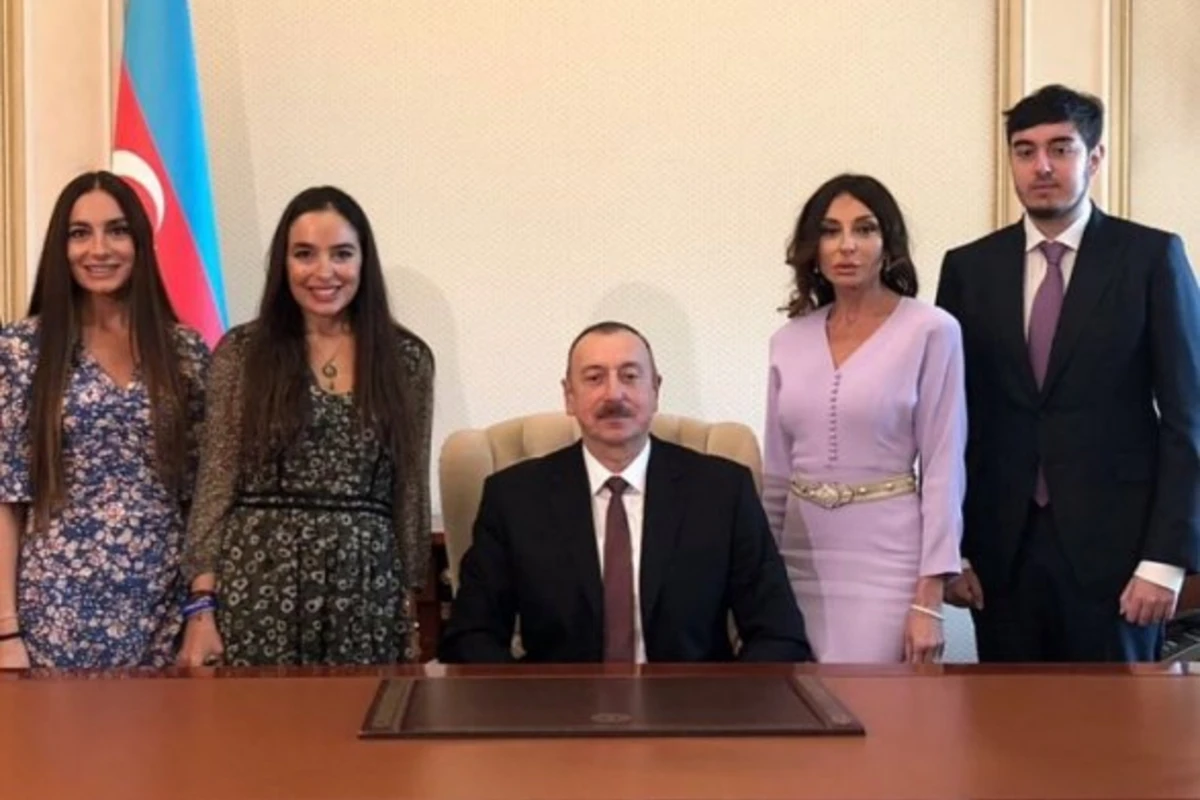 Семья Алиевых в кабинете нового президента Азербайджана (фото) Семья Алиевых в кабинете нового президента Азербайджана (фото)