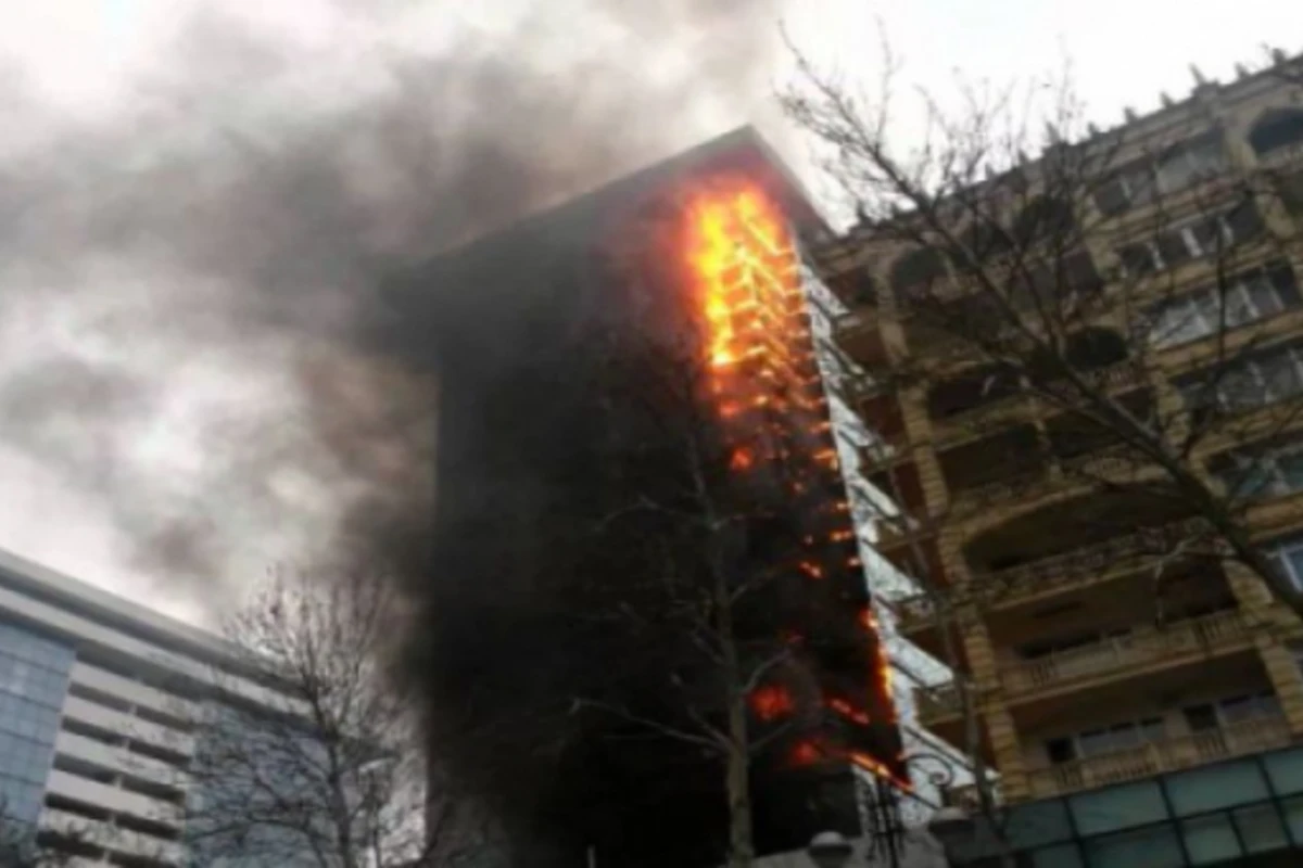 Bakıda 5 mərtəbə yanır - Təxliyə edilənlər var Bakıda 5 mərtəbə yanır - Təxliyə edilənlər var