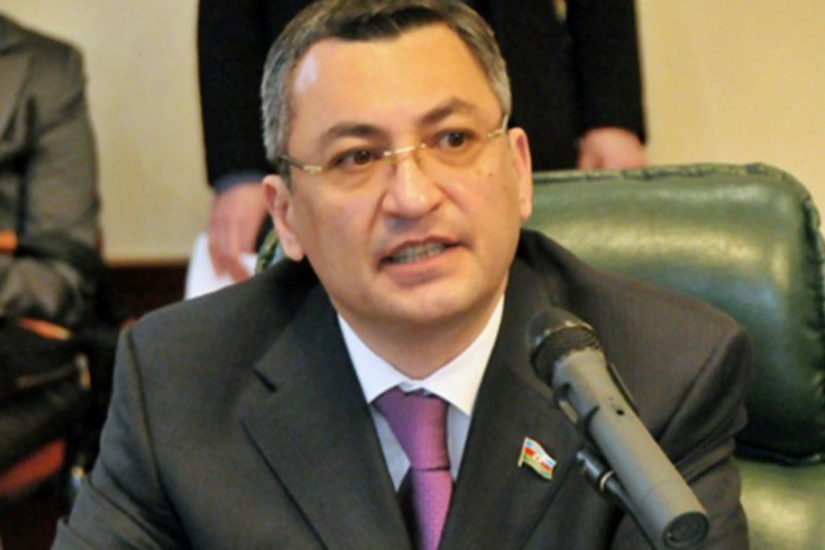 Yeni vəzifəyə keçən məmur iş vaxtlarını azaltdı