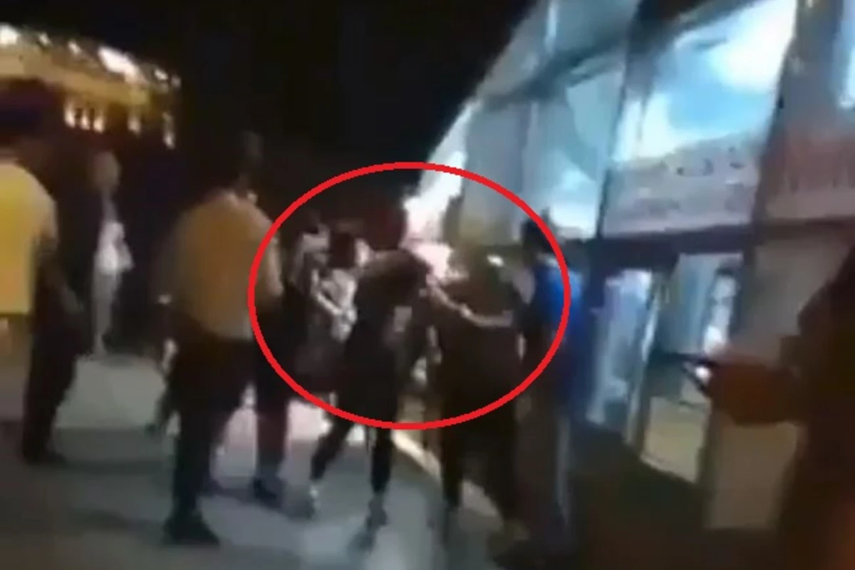 В Баку на улице женщины пустились врукопашную (видео)