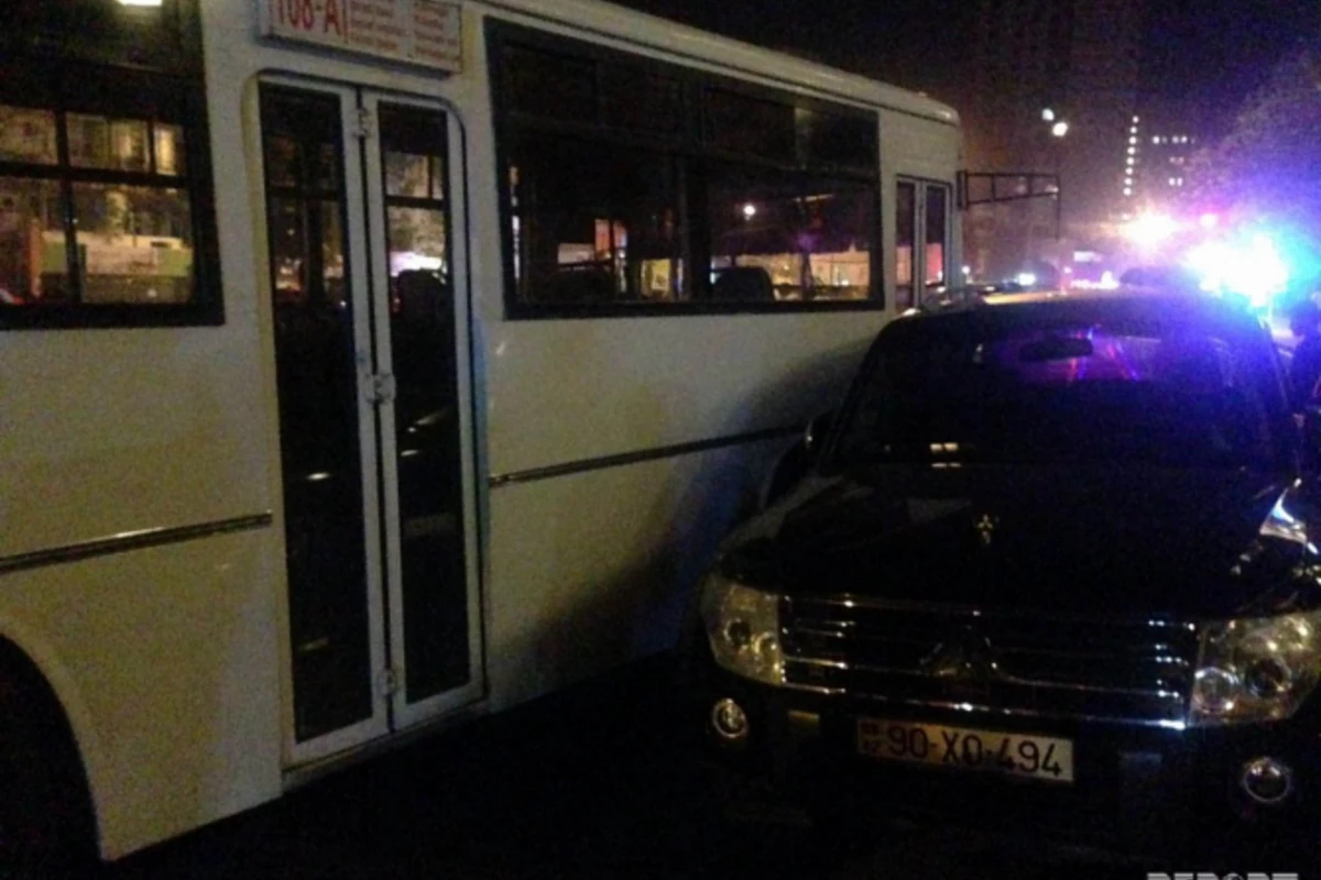 В Баку автобус протаранил автомобили, водитель сбежал с места ДТП (фото)