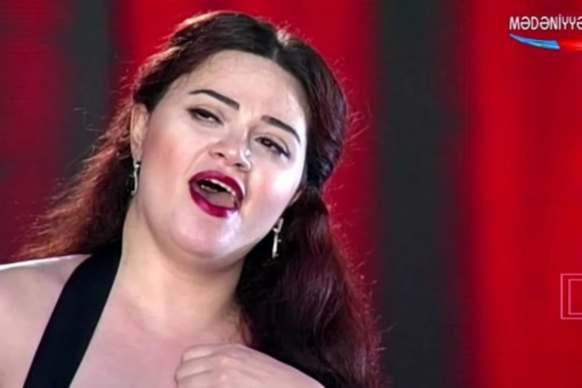 Əməkdar artist canlı yayımda himnimizi səhv oxudu — VİDEO Əməkdar artist canlı yayımda himnimizi səhv oxudu — VİDEO