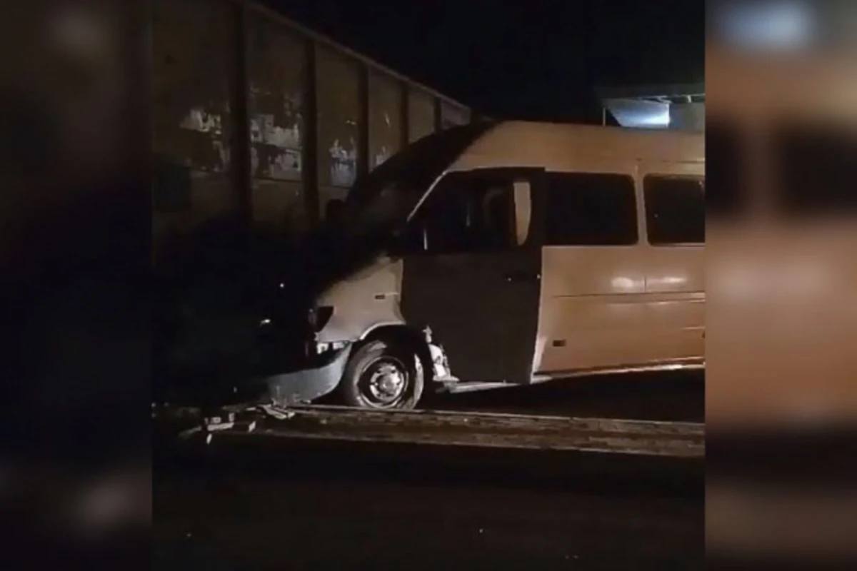 Bakıda mikroavtobus qatara çırpıldı - 3 nəfər yaralandı (VİDEO)