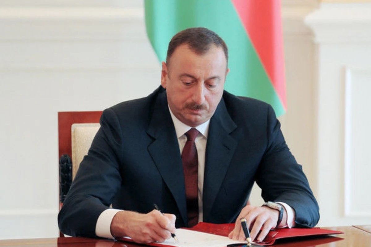 Ильхам Алиев предоставил персональные пенсии ряду деятелей культуры