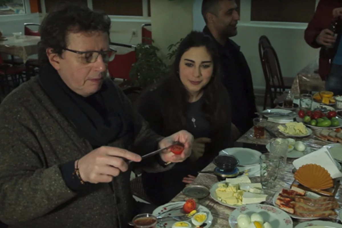 Михаил Ширвиндт попробовал в Баку любимое блюдо Шаха Исмаила (видео)