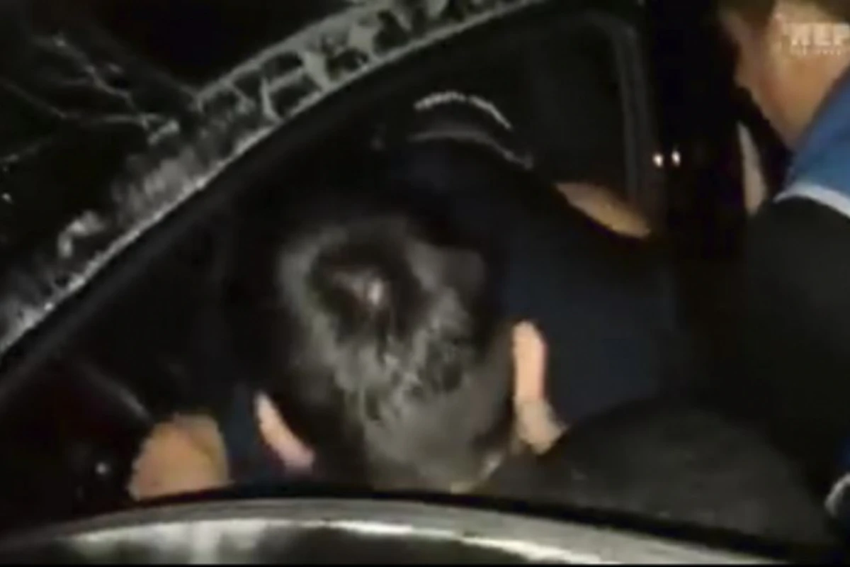 Qadın sürücü 20 Yanvar dairəsində maşını aşırdıb - ağır yaralanıb (VİDEO) Qadın sürücü 20 Yanvar dairəsində maşını aşırdıb - ağır yaralanıb (VİDEO)