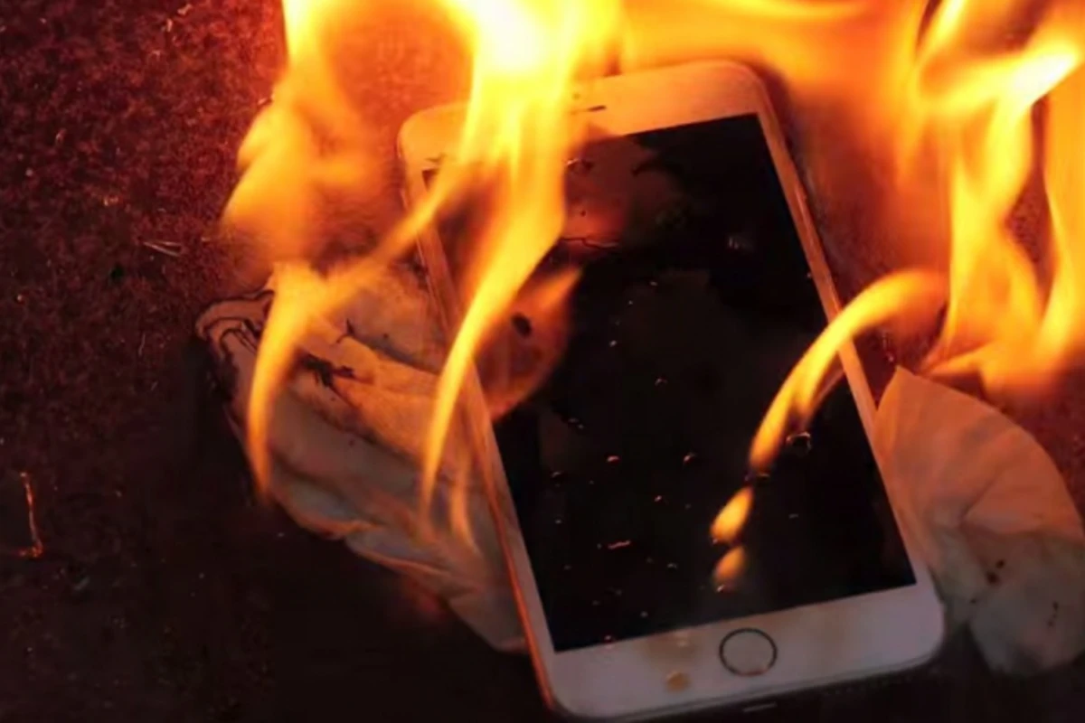 iPhone взорвался во время замены дисплея (видео)