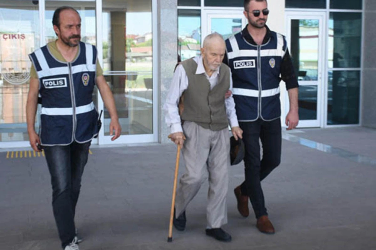 Zorla yeriyən 81 yaşlı kişidən dəhşətli əməl - FOTO