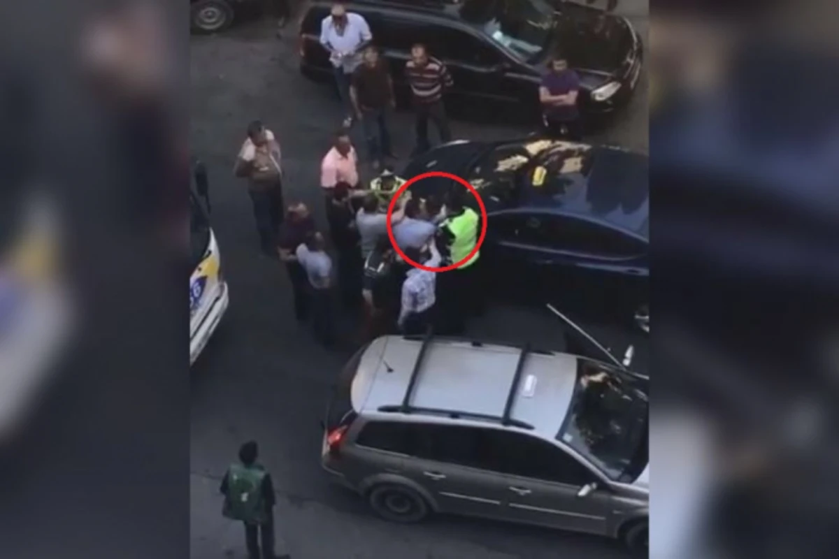 В Баку между нарушившим правила водителем и сотрудниками ДПС произошла драка (видео)