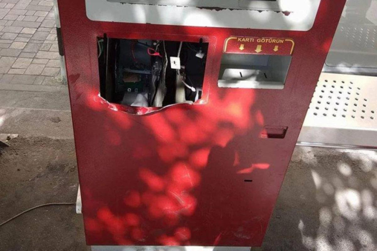 Bakıda ödəmə aparatını kəsib, pulu apardılar FOTO Bakıda ödəmə aparatını kəsib, pulu apardılar FOTO