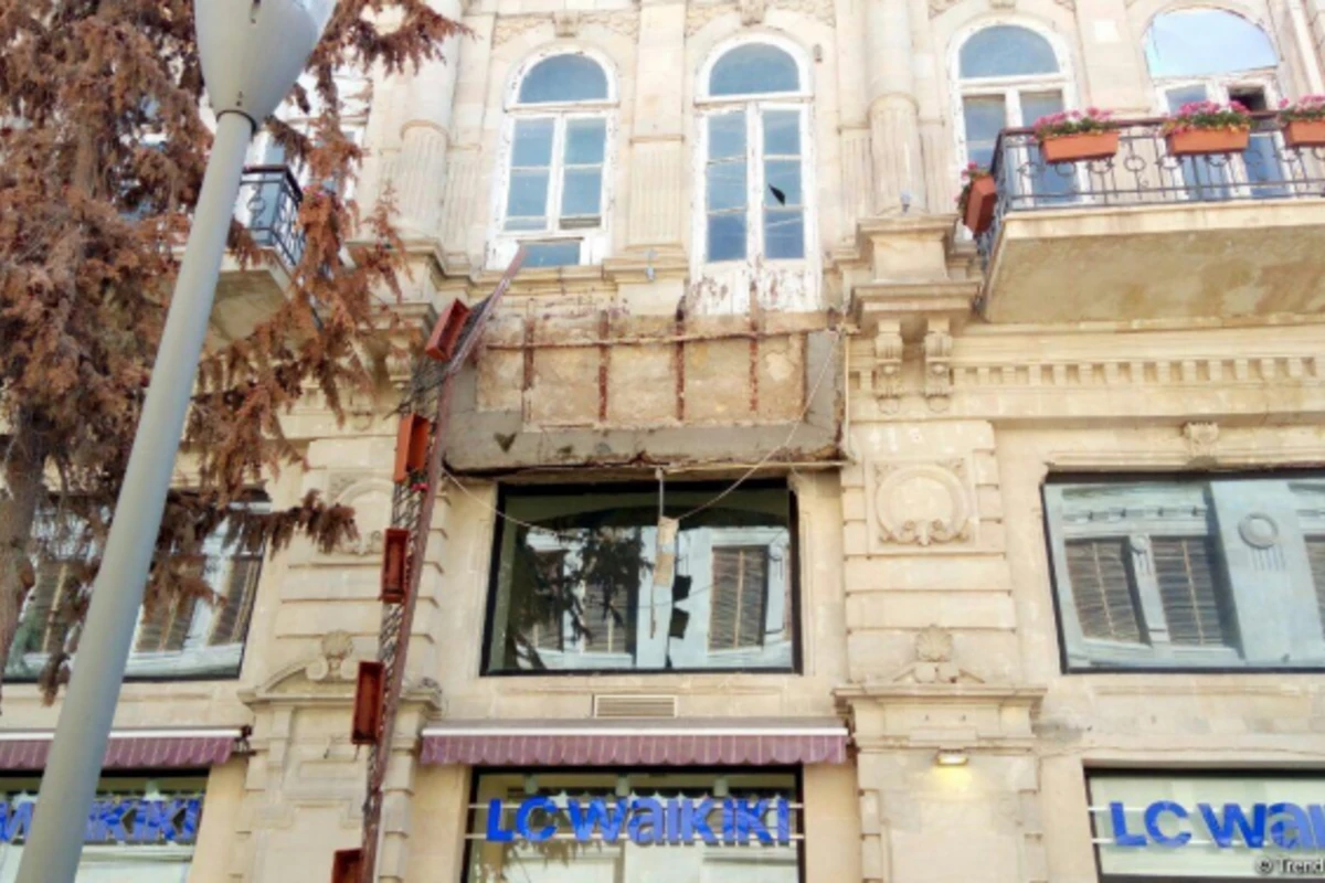 Bakının mərkəzində binada uçqun (FOTO) Bakının mərkəzində binada uçqun (FOTO)