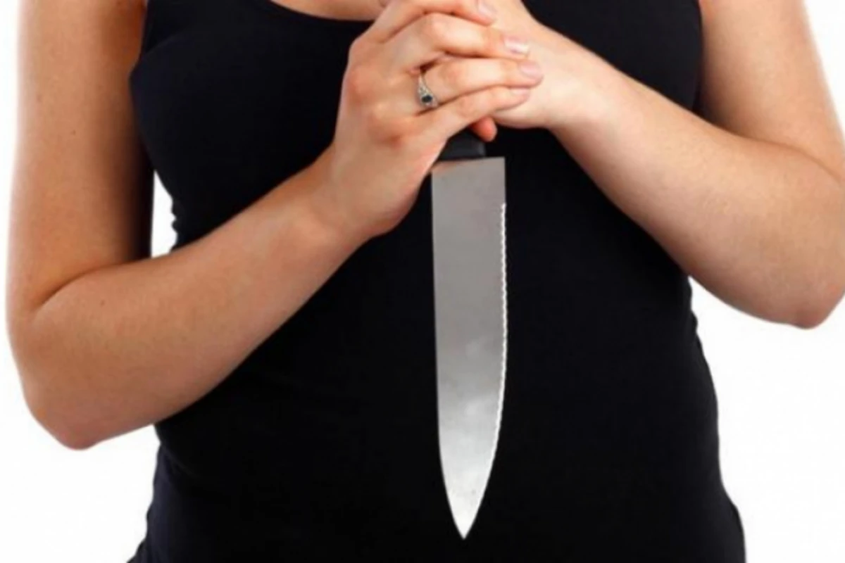 В Баку пожилой мужчина получил ножевое ранение от своей 20-летней возлюбленной