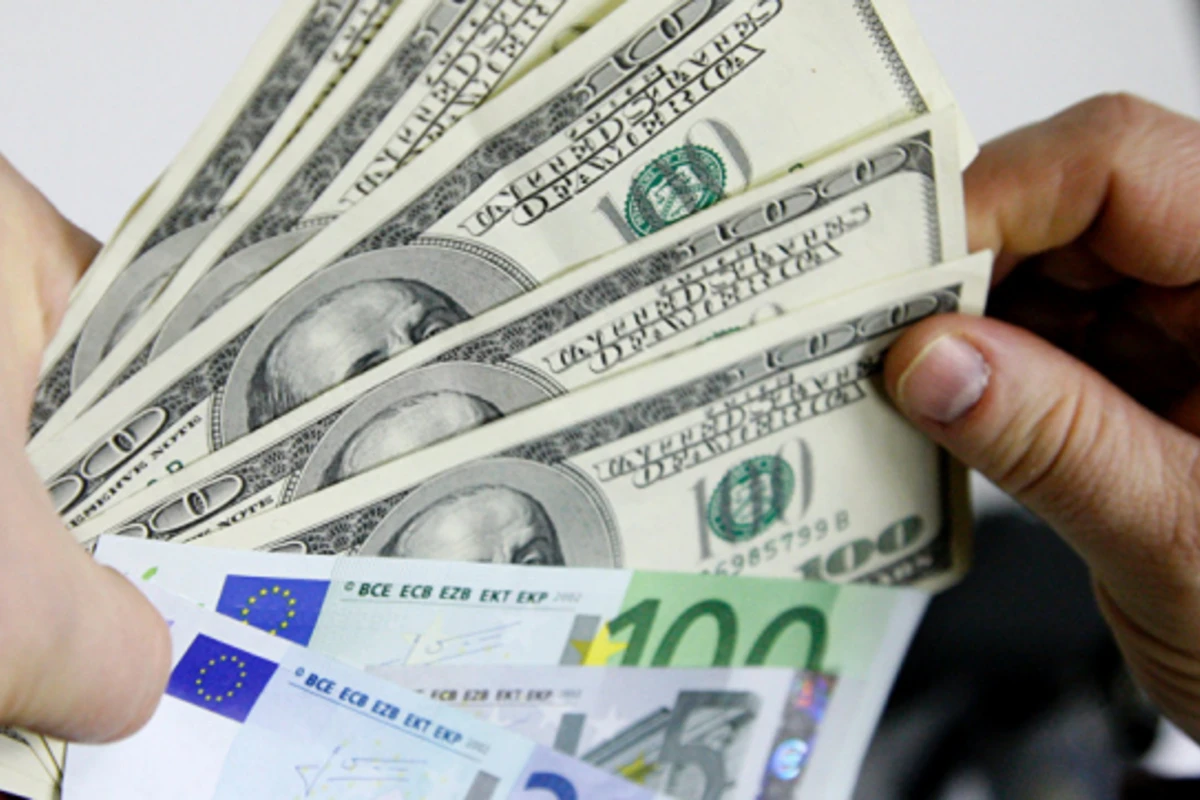 Курс евро в Азербайджане упал ниже 2 манатов после 5-месячного перерыва