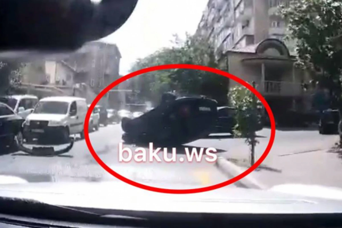 В Баку автомобиль на высокой скорости перевернулся посреди улицы (видео) В Баку автомобиль на высокой скорости перевернулся посреди улицы (видео)