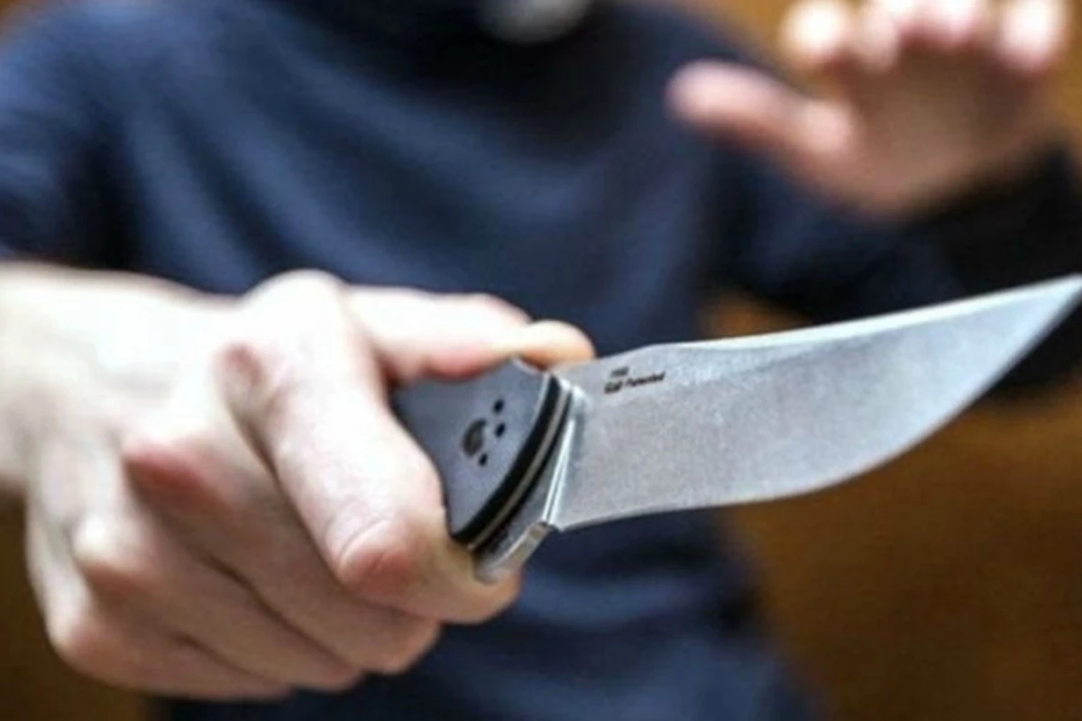 Xırdalanda sürücü avtomobilindəki qadına baxan kişini bıçaqladı Xırdalanda sürücü avtomobilindəki qadına baxan kişini bıçaqladı