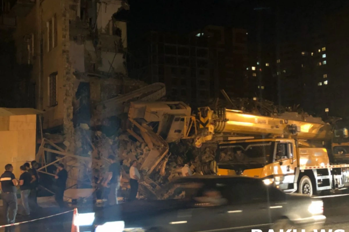 Bakının mərkəzində söküntü zamanı ekskavator aşdı (FOTO)