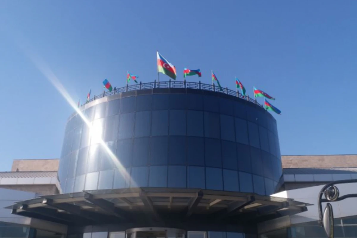 AXC-nin 100 illiyi münasibəti ilə binalar bayraqlarla bəzədilib - VİDEO/FOTO AXC-nin 100 illiyi münasibəti ilə binalar bayraqlarla bəzədilib - VİDEO/FOTO