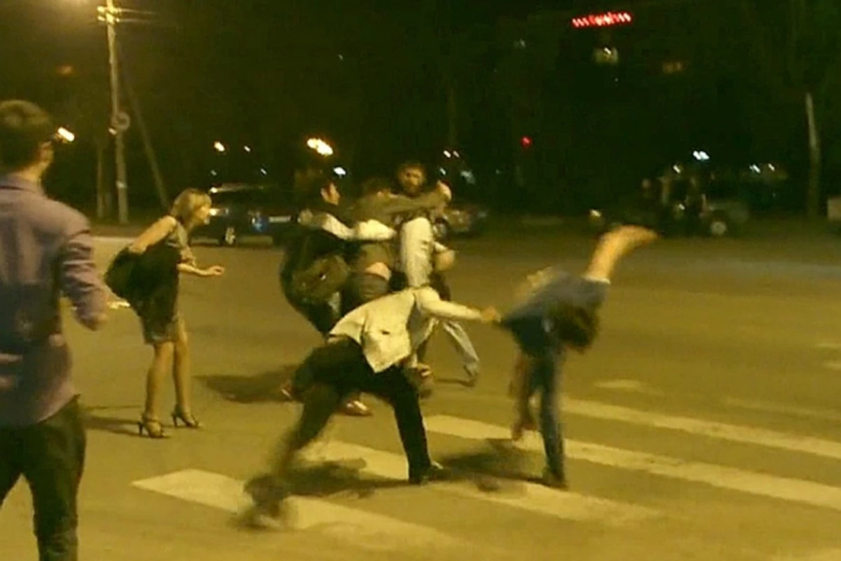 В Баку перед ночным клубом произошла массовая драка