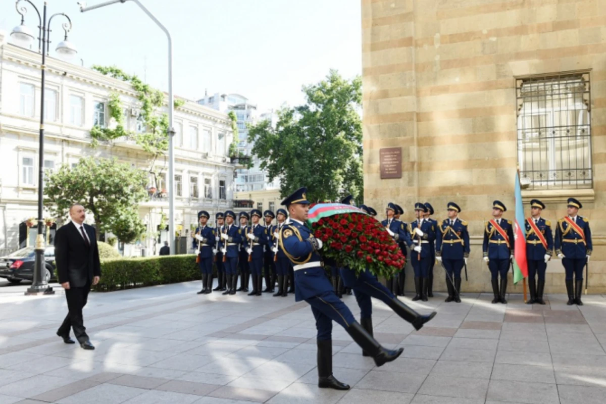 İlham Əliyev Azərbaycan Xalq Cümhuriyyətinin şərəfinə ucaldılmış abidəni ziyarət edib FOTO