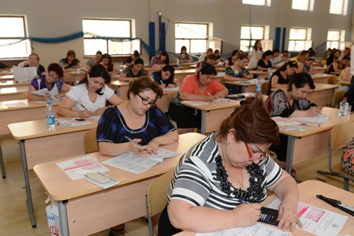 Qulaqcıqdan istifadə etdiyi üçün 2 müəllim imtahandan qovuldu - FOTO