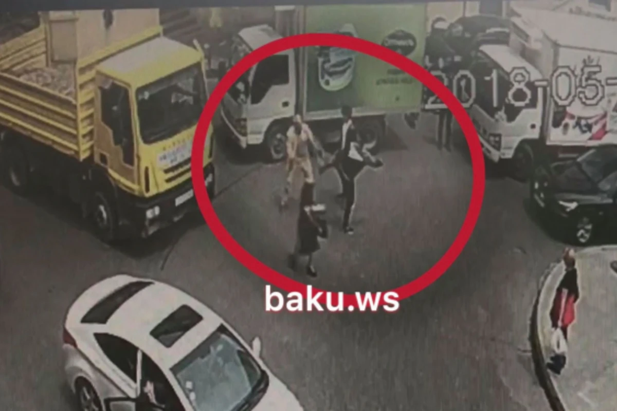 В Баку двое парней избили пожилого мужчину, ругавшегося матом (видео)
