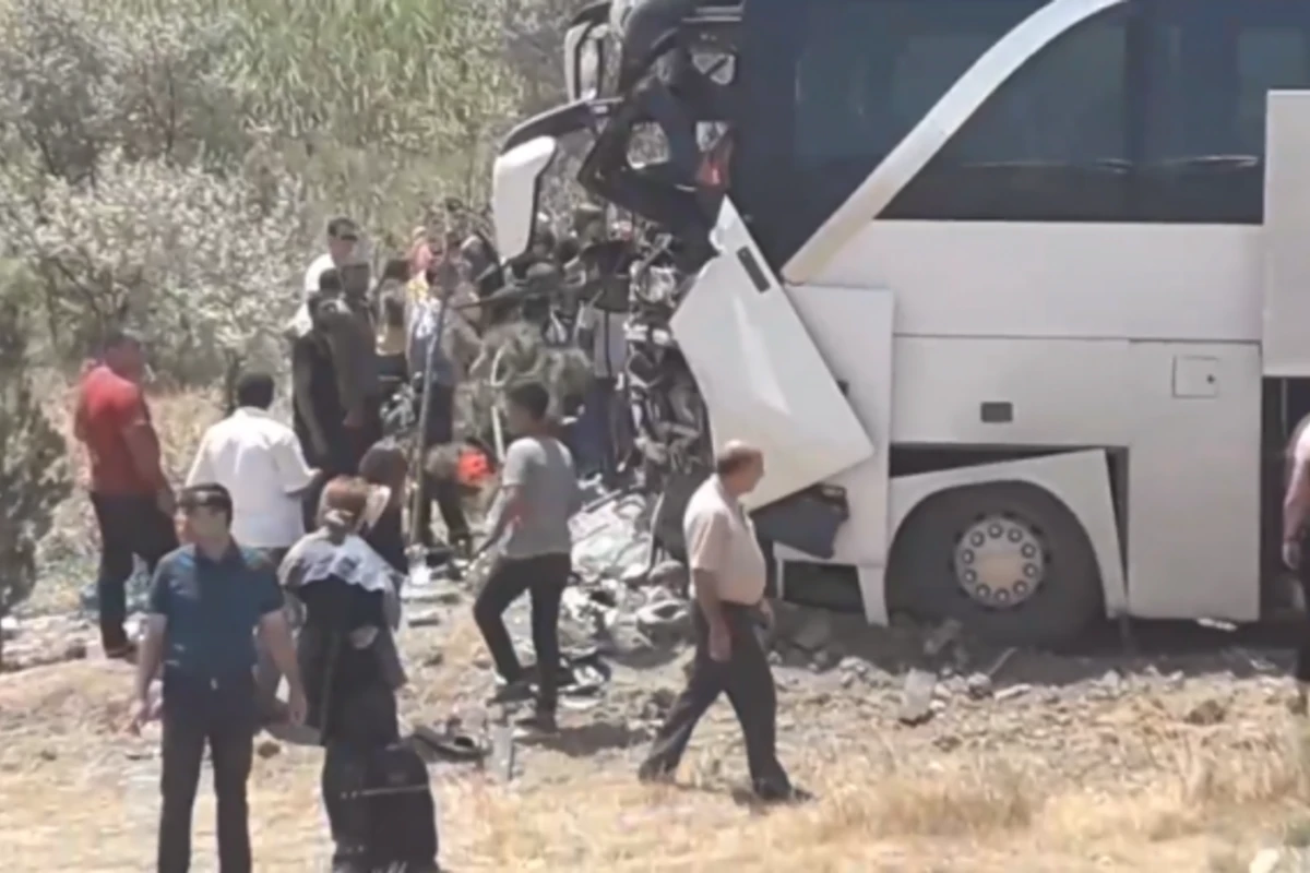 Bakı-Qazax yolunda avtobus KamAZ-la toqquşdu çox sayda yaralı var - VİDEO Bakı-Qazax yolunda avtobus KamAZ-la toqquşdu çox sayda yaralı var - VİDEO