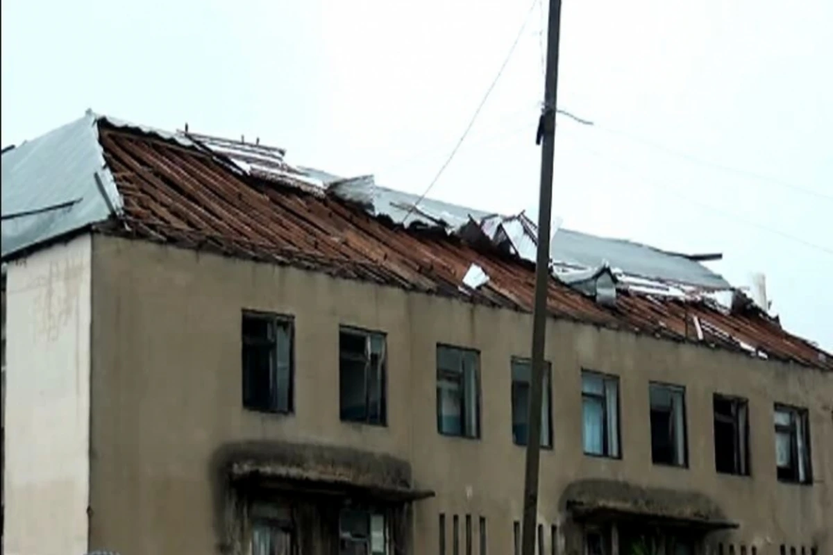 Проливные дожди и ураган в Азербайджане нанесли серьезный урон селам, снесло крыши с домов (фото)