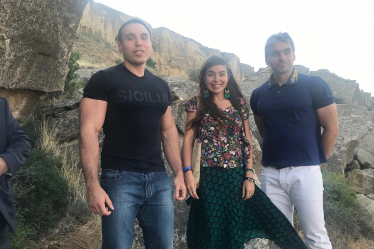 Leyla Əliyeva bibisi oğulları ilə Qobustanda (FOTO)