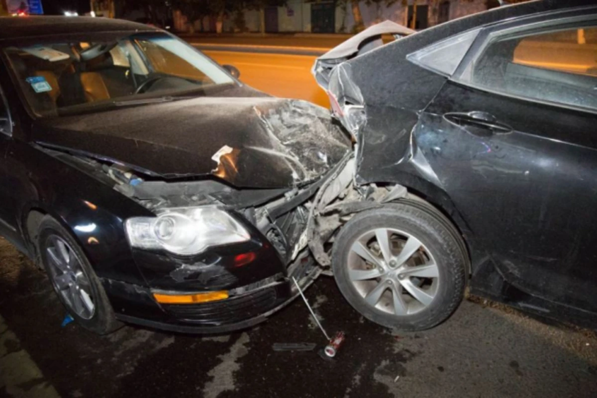 В Баку уснувший за рулем пьяный водитель совершил аварию (видео)